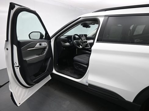 New 2026 Ford Explorer Active RWD image 8