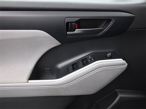 Used 2020 Toyota Highlander L image 22