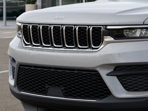 Used 2025 Jeep Grand Cherokee Laredo X w/ Luxury Tech Group I AWD/4WD image 12