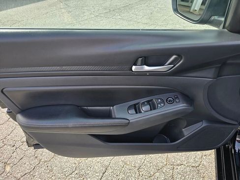 Used 2025 Nissan Altima 2.5 SV FWD image 9