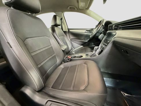 Used 2020 Volkswagen Passat 2.0T SE FWD image 29