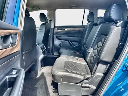 Used 2025 Volkswagen Atlas SE AWD/4WD image 4