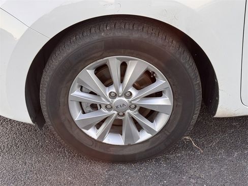 Used 2017 Kia Sedona LX w/ LX Essentials Premium Package image 9