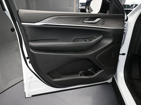 Used 2025 Jeep Grand Cherokee L Limited RWD image 12