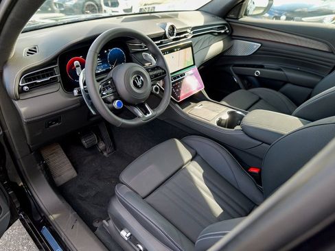 New 2025 Maserati Grecale GT image 18