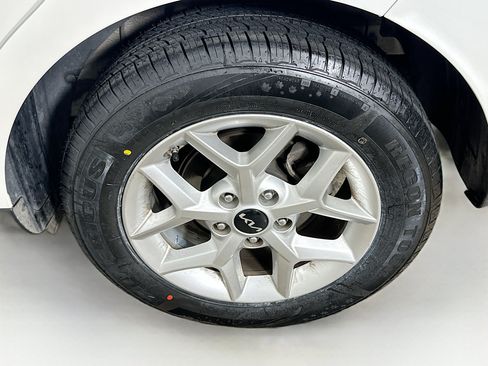 Used 2025 Kia Soul LX w/ LX Technology Package FWD image 11