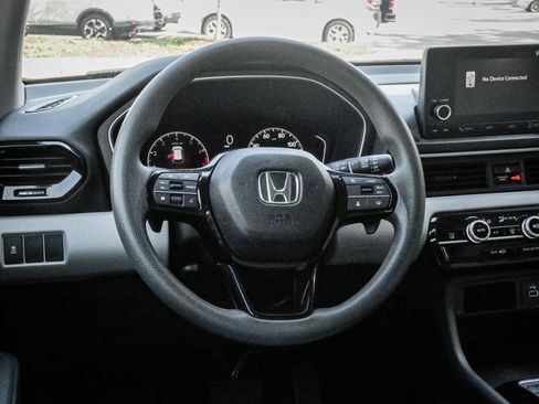 Used 2023 Honda Pilot LX image 6
