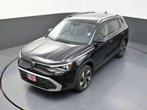 Used 2025 Volkswagen Taos SE image 16