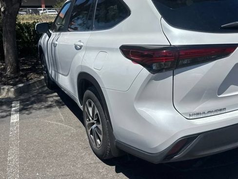 Used 2023 Toyota Highlander XLE AWD/4WD image 6