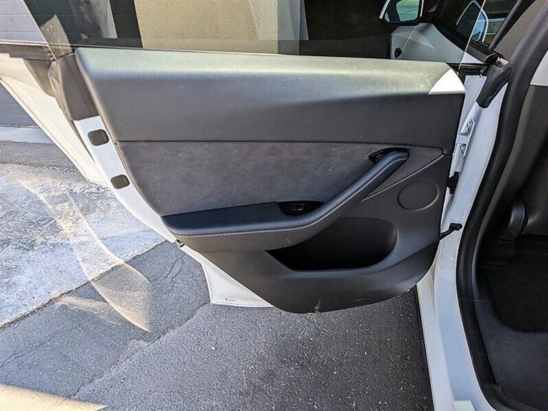 Used 2021 Tesla Model Y Long Range AWD/4WD image 24