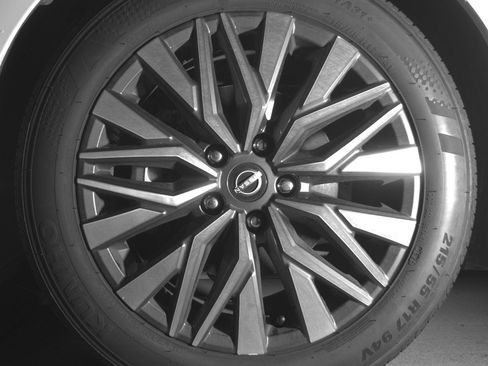 Used 2025 Nissan Altima 2.5 SV FWD image 12