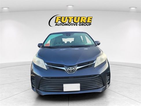 Used 2018 Toyota Sienna LE image 2