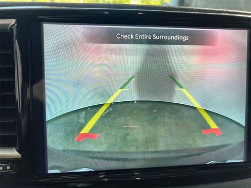 Used 2024 Chrysler Pacifica Touring-L image 22