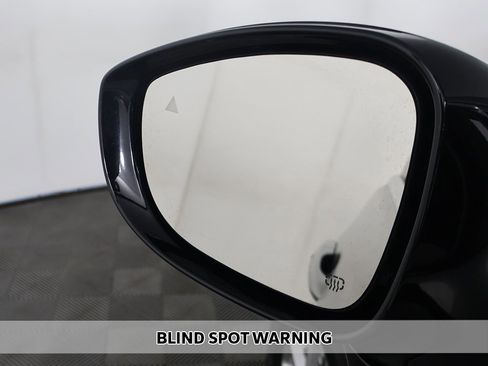 Used 2024 Chrysler Pacifica Touring-L image 4