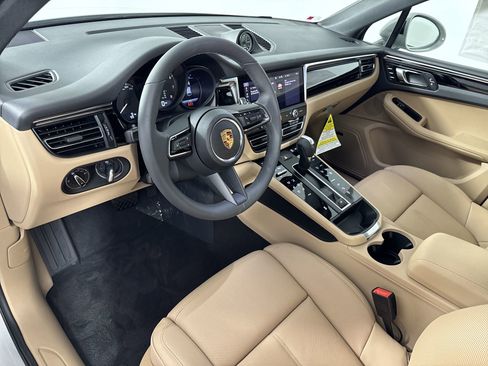 Certified 2025 Porsche Macan image 4