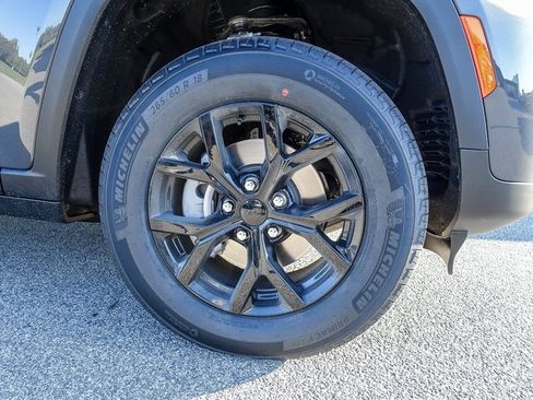 New 2025 Jeep Grand Cherokee Altitude image 6