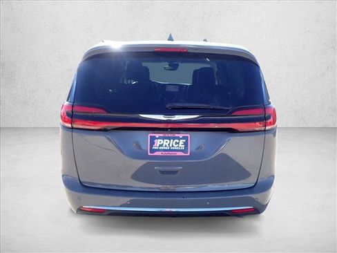 Used 2022 Chrysler Pacifica Touring-L image 3