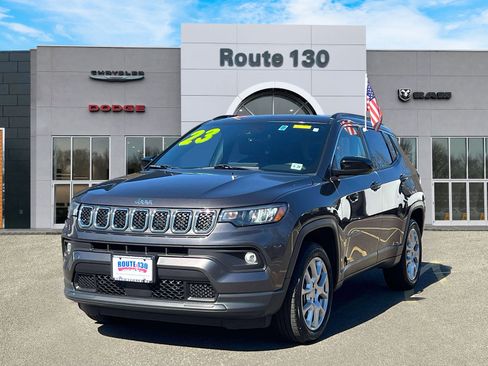 Used 2023 Jeep Compass Latitude AWD/4WD image 2