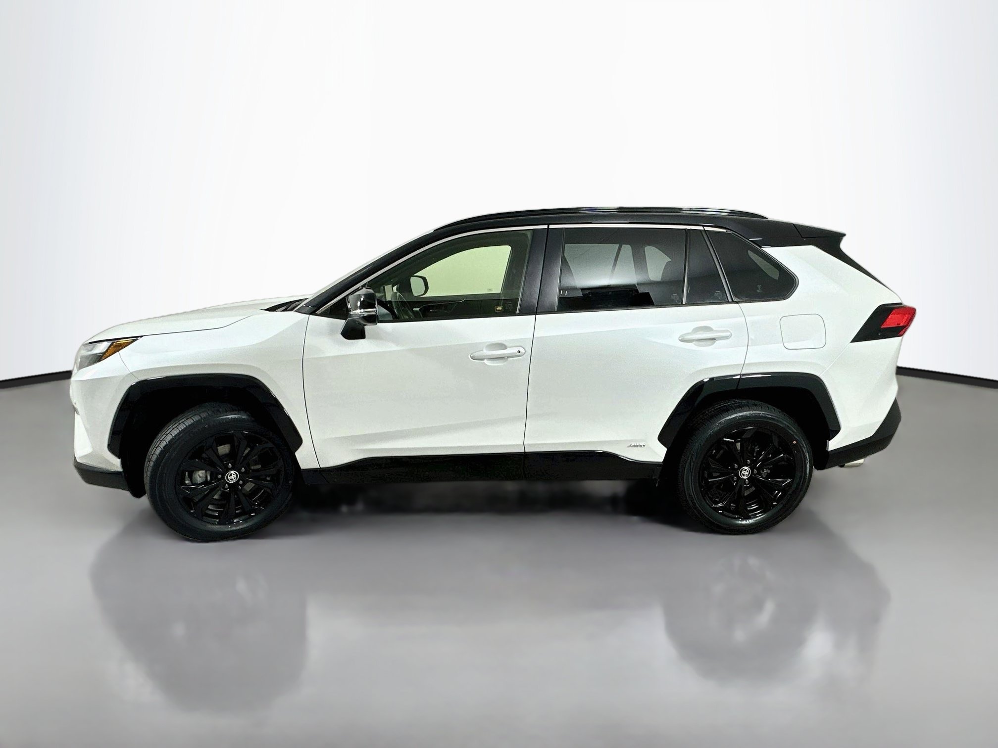 Used 2024 Toyota RAV4 XSE w/ Advanced Technology Package AWD/4WD image 4