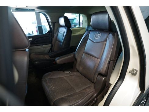 Used 2014 Cadillac Escalade Platinum RWD image 12