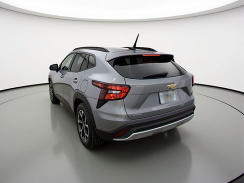 Used 2025 Chevrolet Trax LT w/ LT Convenience Package FWD image 6