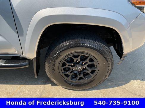 Used 2019 Toyota Tacoma SR5 w/ Four Season Floor Mat Package AWD/4WD image 13