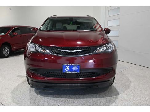 Used 2021 Chrysler Voyager Lxi FWD image 4