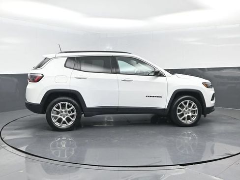 Used 2022 Jeep Compass Latitude AWD/4WD image 3