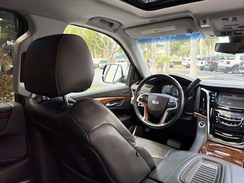 Used 2019 Cadillac Escalade ESV Luxury RWD image 17