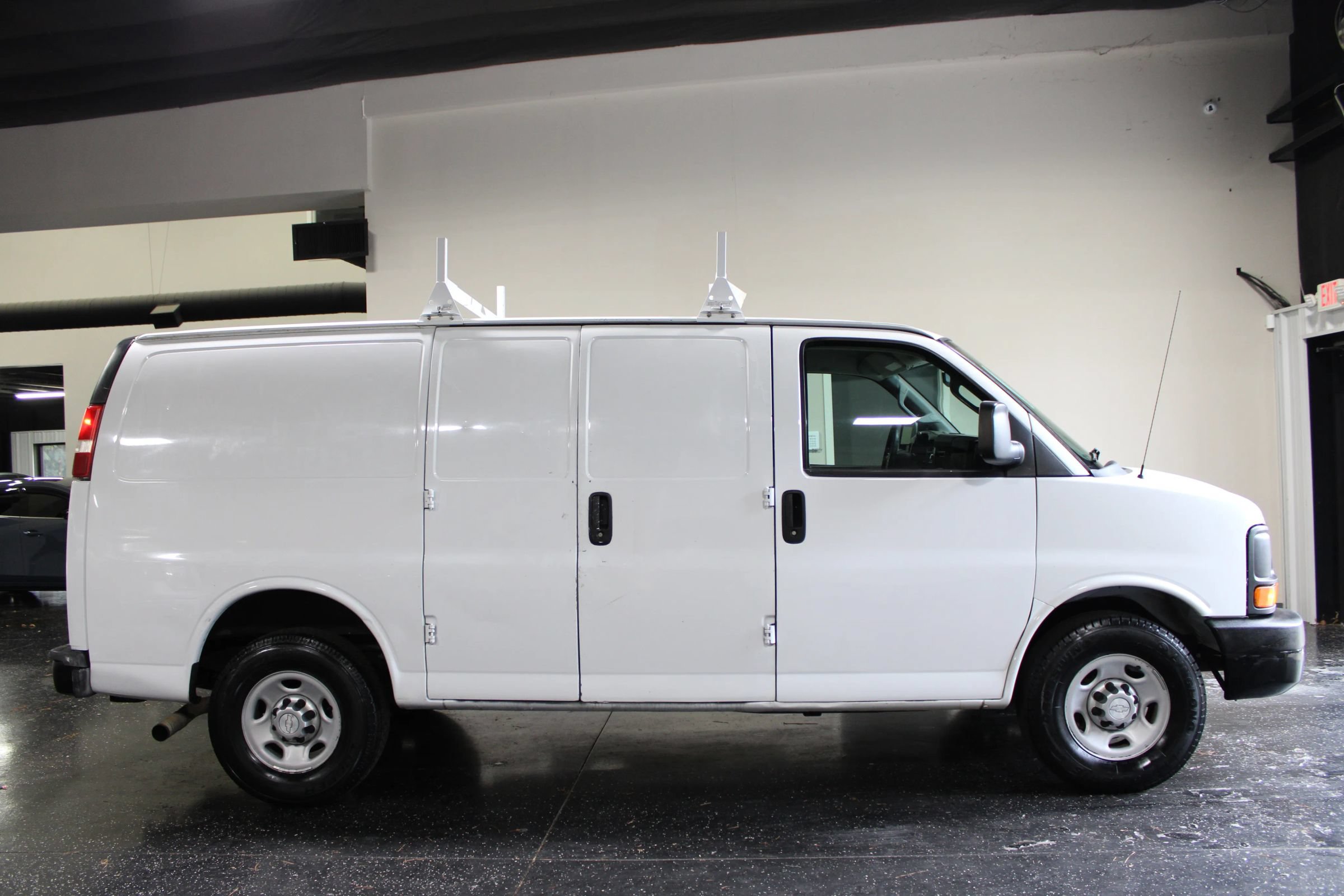 Used 2016 Chevrolet Express 2500 RWD image 2