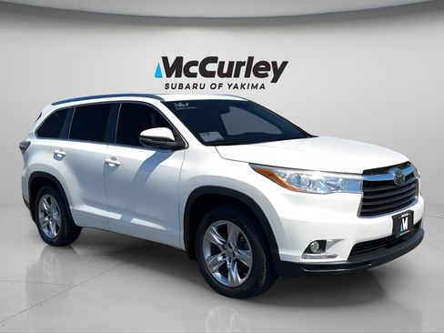 Used 2014 Toyota Highlander Limited w/ Driver Technology Package AWD/4WD image 3