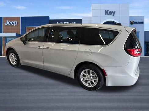 Used 2024 Chrysler Pacifica Touring-L FWD image 4