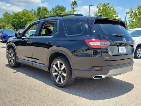 Used 2025 Honda Pilot Touring image 4