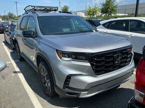 Used 2024 Honda Pilot TrailSport image 3