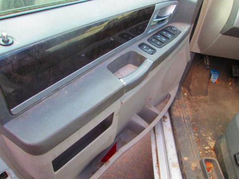 Used 2010 Dodge Grand Caravan SXT image 5