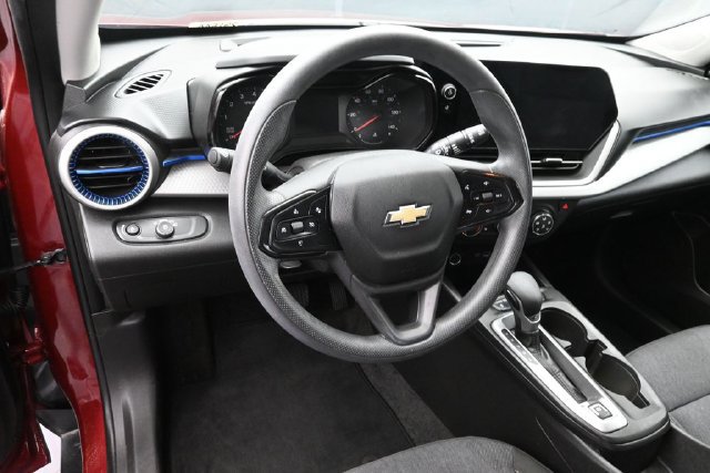 Used 2024 Chevrolet Trax LS w/ LS Convenience Package FWD image 24