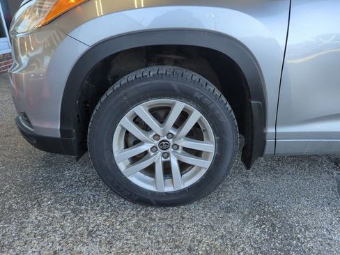 Used 2016 Toyota Highlander LE image 29