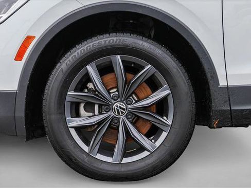Used 2022 Volkswagen Tiguan SE image 9