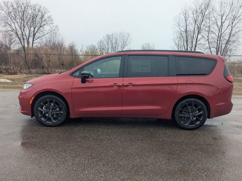 New 2026 Chrysler Pacifica Select image 6