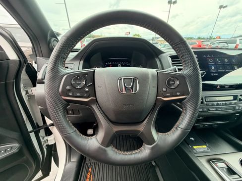 Used 2025 Honda Passport TrailSport image 12