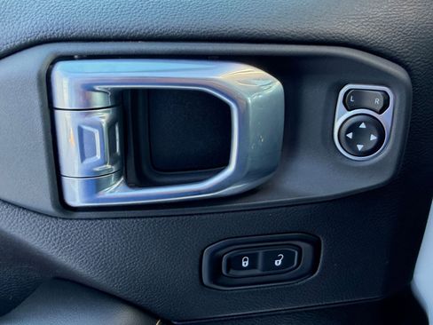 Used 2025 Jeep Wrangler Willys image 18