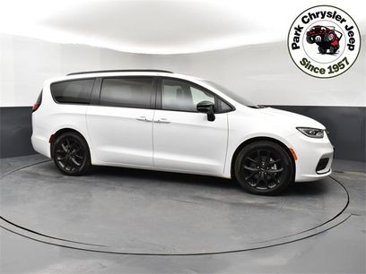 Used 2024 Chrysler Pacifica Limited w/ Uconnect Theater Family Group