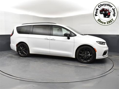 Used 2024 Chrysler Pacifica Limited w/ Uconnect Theater Family Group image 1