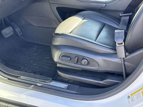 Used 2023 GMC Acadia SLT image 17