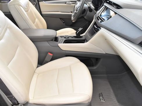 Used 2022 Cadillac XT5 Premium Luxury w/ LPO, Floor Liner Package AWD/4WD image 10