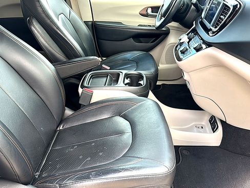 Used 2019 Chrysler Pacifica Touring-L FWD image 24