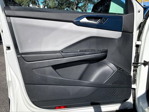 Used 2023 Volkswagen Taos SE w/ Panoramic Sunroof Package image 22