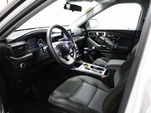 Used 2023 Ford Explorer XLT image 3
