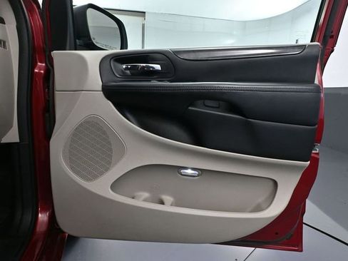 Used 2014 Dodge Grand Caravan SXT w/ Rear Park Assist Package image 41