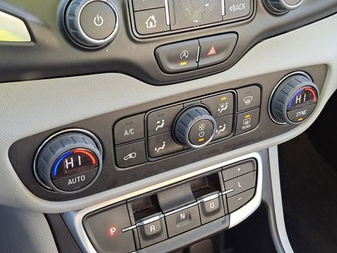 Used 2023 GMC Terrain SLT image 17